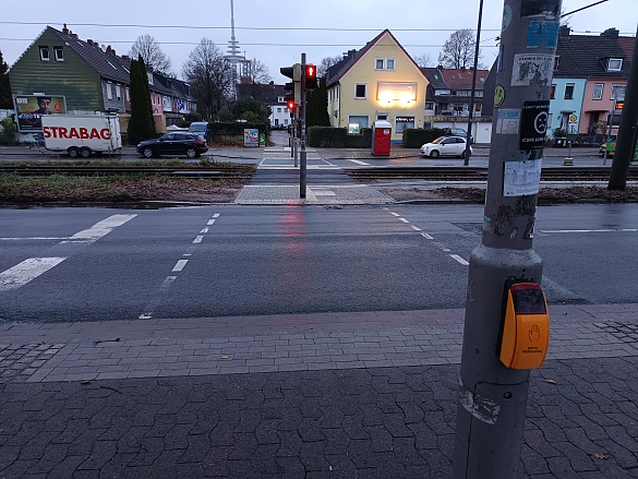 Die Querung nach den baulichen Anpassungen wie Pflasterwechsel, Bordsteinabsenkungen und Verlegung von Noppen-Rillen-Platten für Sehbeeinträchtige, Foto: ASV