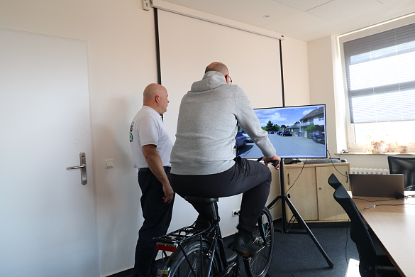 Der Fahrradsimulator wurde von Herrn Spörhase (Landesverkehrswacht Bremen) erläutert