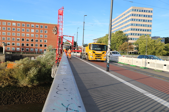 Die bemannte Plattform wird langsam unter die Wilhelm-Kaisen-Brücke bewegt.