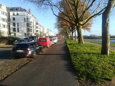 Vor dem Ausbau: Radweg ohne Sicherheitsstreifen zu parkenden Kfz