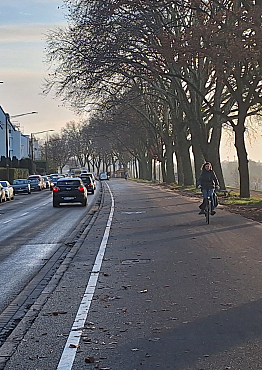 4,25 Meter breiter Premiumradweg mit 0,75 Meter breitem Sicherheitsstreifen nach dem Ausbau