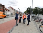 Beim gemeinsamen Rundgang werden weitere Details zur städtebaulichen Umfeldverbesserung erläutert