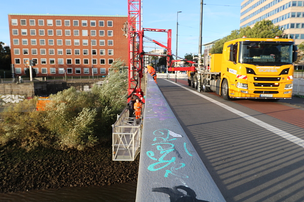 Die bemannte Plattform wird langsam unter die Wilhelm-Kaisen-Brücke bewegt.